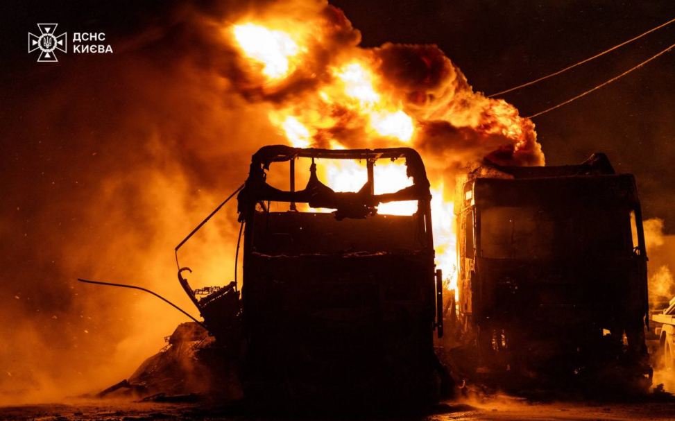 Пошкоджено фабрику Roshen, офіси та будинки: у Києві внаслідок комбінованої атаки РФ виникли пожежі у кількох районах